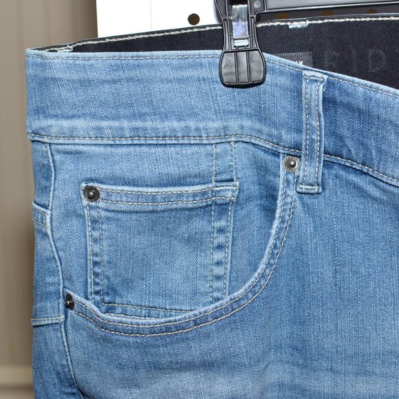 Plus Size Torrid 24 Crop Bombshell Skinny Premium Stretch High-Rise Jeans - Picture 7 of 12